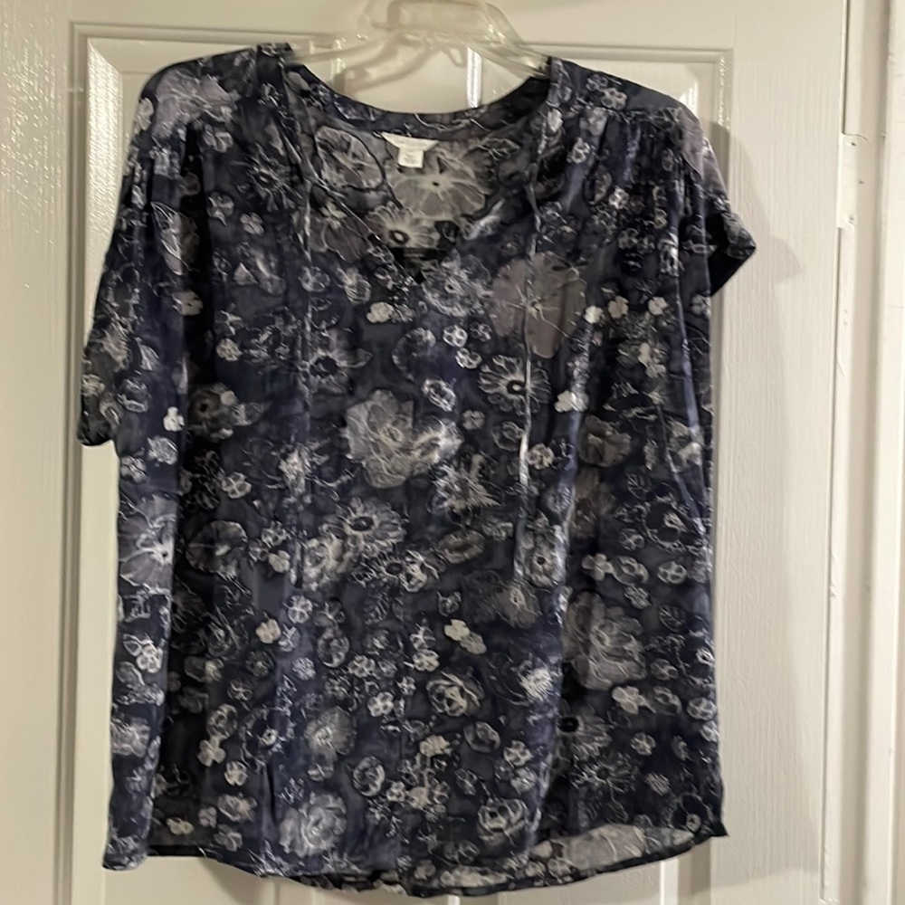 Gently worn printed v neck short sleeve blouse.